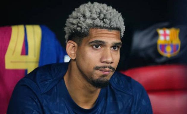 NÓNG! Barcelona ra quyết định về tương lai của Ronald Araujo