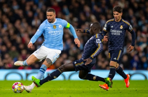 NÓNG! Kyle Walker đã đến Ý, vẫy chào CĐV Milan