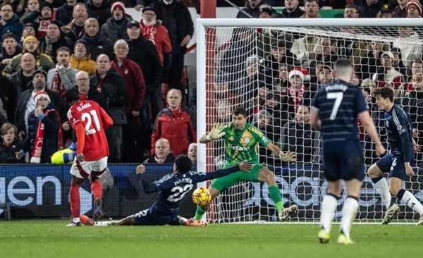 Nottingham Forest 2-1 Aston Villa: Người hùng Elanga đưa đội nhà vào top 4; Emiliano Martinez từ 'hero thành zero'