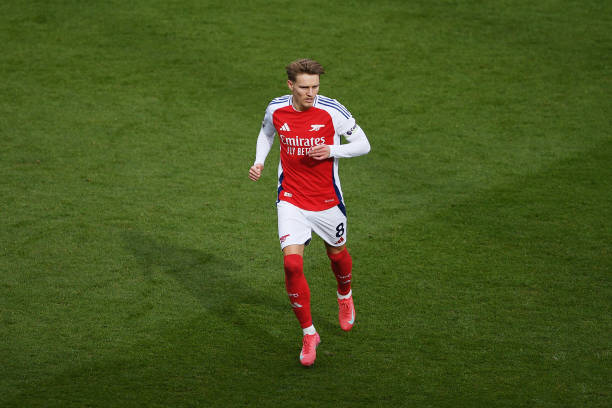 Odegaard chính thức vào lịch sử Arsenal