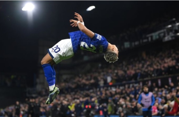 Omari Hutchinson gửi thông điệp rõ ràng đến Chelsea sau màn ăn mừng ngoạn mục