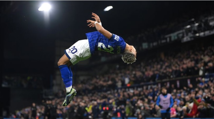 Omari Hutchinson gửi thông điệp rõ ràng đến Chelsea sau màn ăn mừng ngoạn mục