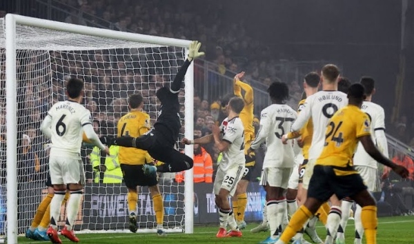 Onana hóa 'thảm họa' trong khung gỗ Man United