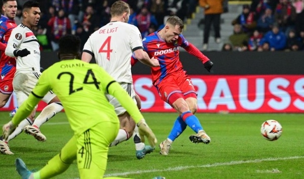 Onana mắc lỗi, De Ligt bất ngờ bị chỉ trích