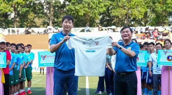 Ông Kim Sang-sik quan tâm đến bóng đá sinh viên