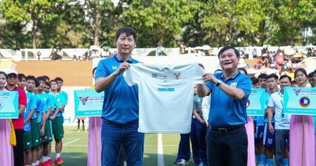 Ông Kim Sang-sik quan tâm đến bóng đá sinh viên