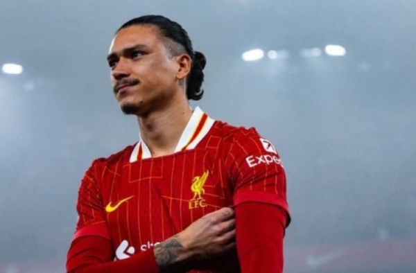 Pat Nevin: "Nunez đã may mắn thoát thẻ đỏ"