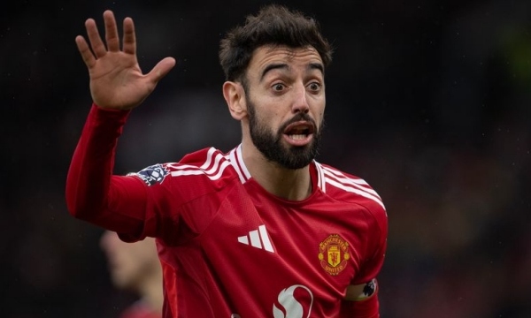 Patrice Evra kêu gọi MU tước băng đội trưởng của Bruno Fernandes