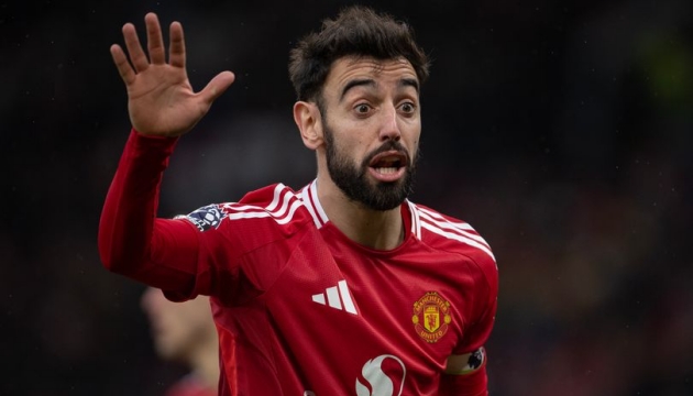 Patrice Evra kêu gọi MU tước băng đội trưởng của Bruno Fernandes