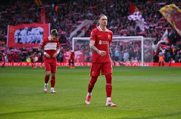 Paul Merson chỉ trích hành động liều lĩnh của Nunez