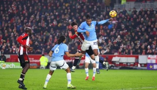 Pep Guardiola hét lớn, chỉ trích Stefan Ortega ngay trên sân