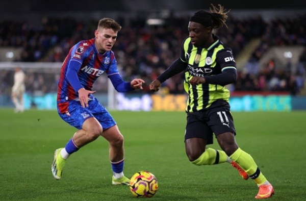 Pep Guardiola và quyết định gây tranh cãi khi cất Doku lẫn Grealish