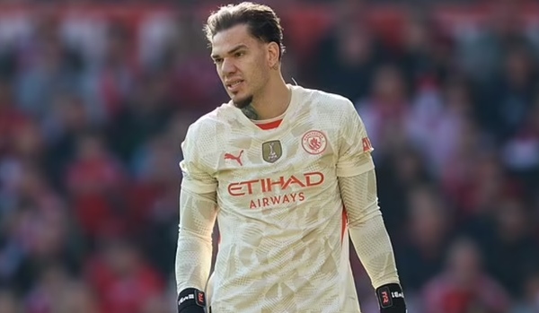 Pep phá vỡ im lặng về sai lầm của Ederson