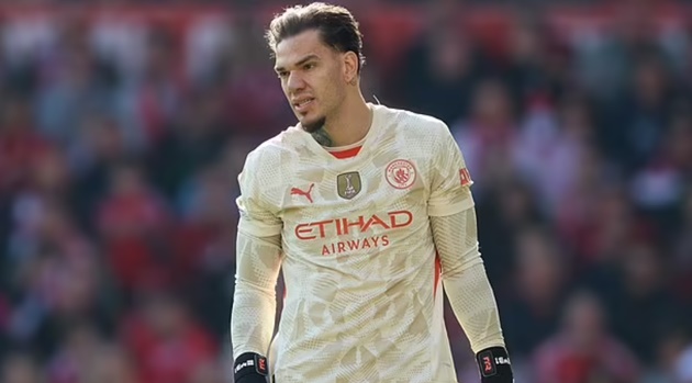 Pep phá vỡ im lặng về sai lầm của Ederson