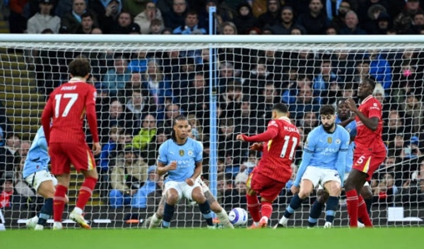 Pep vừa trách móc, Nathan Ake 'kiến tạo' luôn cho Salah mở tỷ số