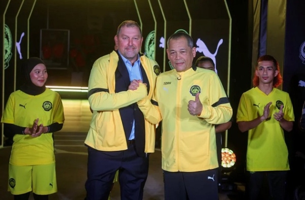Peter Cklamovski chính thức đến Malaysia, nêu rõ lập trường với các tuyển thủ