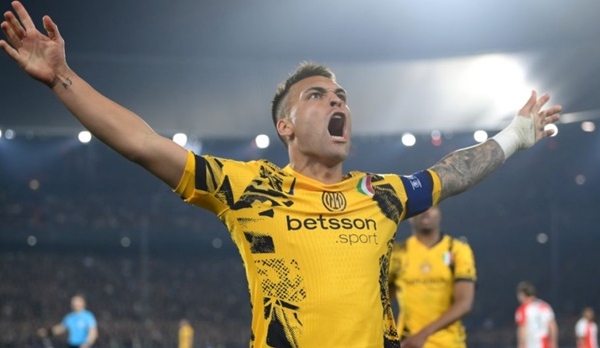Phá vỡ kỷ lục Champions League, Martinez phát biểu đầy cảm xúc
