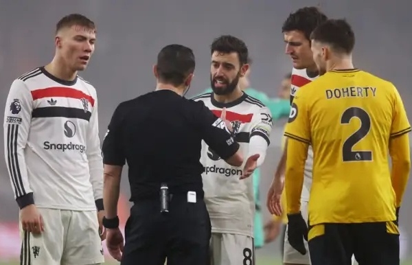 Phản ứng của Amorim khi Bruno Fernandes nhận thẻ đỏ đã nói lên tất cả