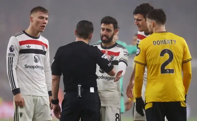 Phản ứng của Amorim khi Bruno Fernandes nhận thẻ đỏ đã nói lên tất cả