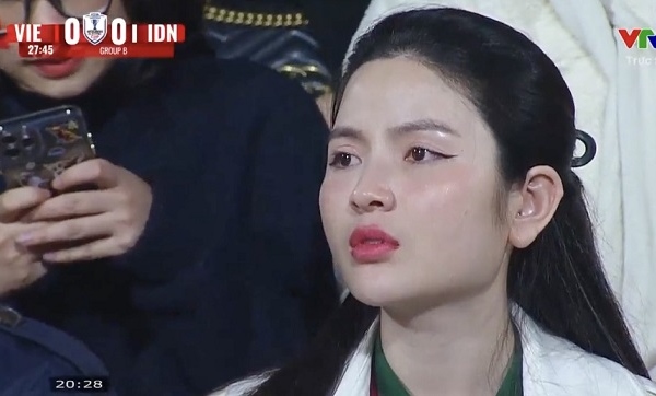 Phản ứng của Chu Thanh Huyền khi Quang Hải gục xuống sân sau pha va chạm