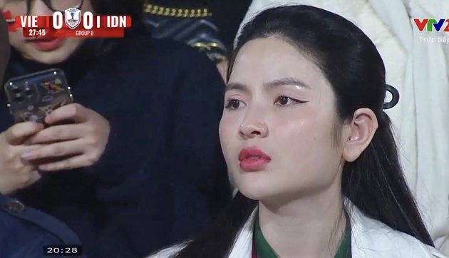 Phản ứng của Chu Thanh Huyền khi Quang Hải gục xuống sân sau pha va chạm
