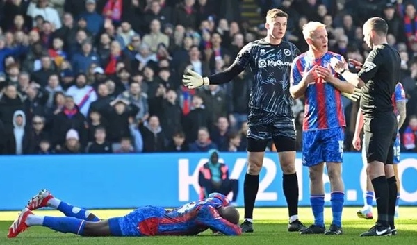 Phản ứng của sao Premier League sau chấn thương nghiêm trọng