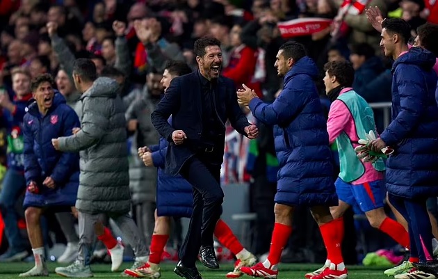 Phản ứng của Simeone khi Alvarez ghi bàn quyết định phút cuối