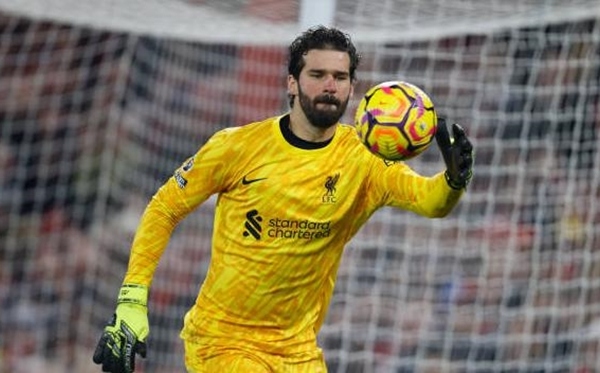 Phong độ kém cỏi của Alisson chỉ ra vấn đề mà Liverpool phải khắc phục