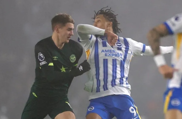 Premier League ra tuyên bố về tình huống 'giật chỏ' gây tranh cãi