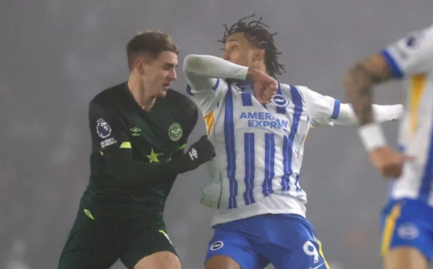 Premier League ra tuyên bố về tình huống 'giật chỏ' gây tranh cãi