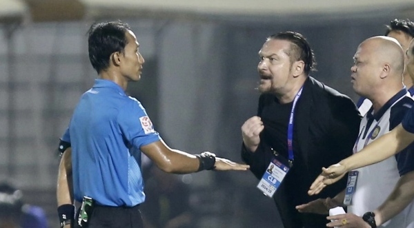 Quá bức xúc! 2 hình ảnh hơn nghìn lời nói ở V.League