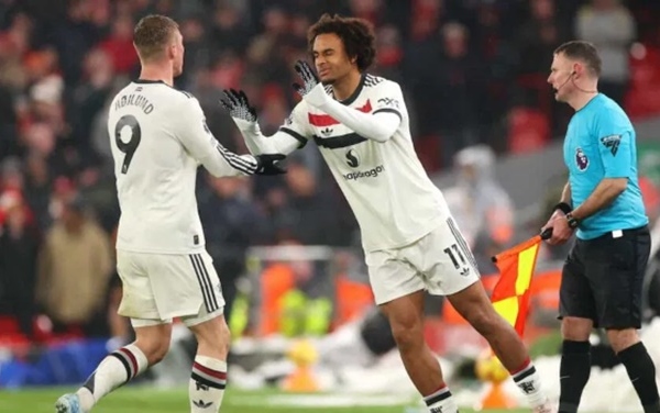 Quả cảm cầm hòa Liverpool, Man Utd thiệt quân nghiêm trọng