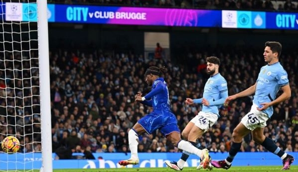 Quá 'ngợp'! Tân binh Khusanov biếu cho Chelsea bàn thắng và nhận thẻ vàng sau 6 phút