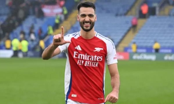 Quên mua quà Valentine cho vợ, Mikel Merino bù đắp bằng cú đúp