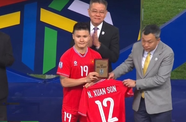 Quang Hải thay Xuân Son nhận danh hiệu Vua phá lưới