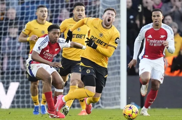 Quyết định tranh cãi chèn ép Arsenal?
