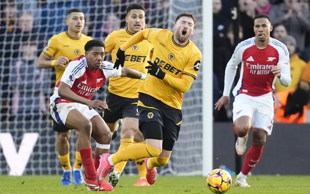 Quyết định tranh cãi chèn ép Arsenal?