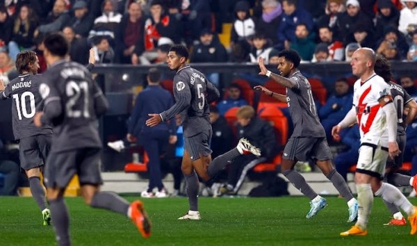 Real Madrid chia điểm với Rayo Vallecano sau màn rượt đuổi tỷ số điên rồ