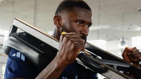 Real Madrid trở lại tập luyện: Alaba vẫn chưa sẵn sàng tái xuất