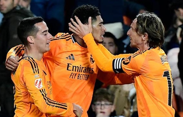 Real ngược dòng đánh bại Valencia trong thế 10 người