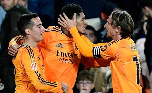Real ngược dòng đánh bại Valencia trong thế 10 người
