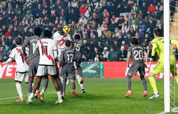 Real trả giá vì thử nghiệm thất bại của Ancelotti