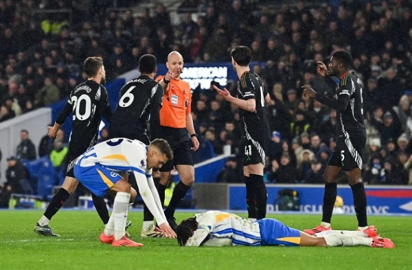 Redknapp: Arsenal may mắn thoát thẻ đỏ