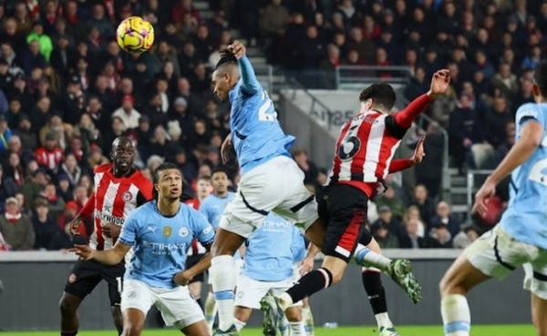 Reece James cứu nguy cho Chelsea; Man City nếm trái đắng ở phút bù giờ