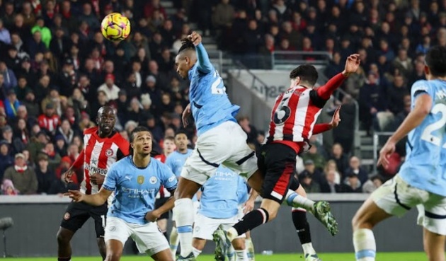 Reece James cứu nguy cho Chelsea; Man City nếm trái đắng ở phút bù giờ