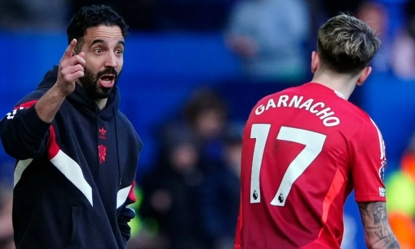 Rio Ferdinand chỉ trích Ruben Amorim vì loại sao MU khỏi đội hình chính