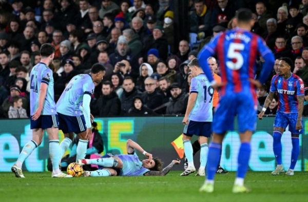 Rõ lý do Nathaniel Clyne thoát thẻ đỏ sau pha phạm lỗi với Riccardo Calafiori