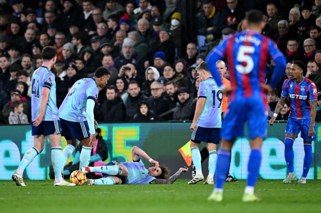 Rõ lý do Nathaniel Clyne thoát thẻ đỏ sau pha phạm lỗi với Riccardo Calafiori