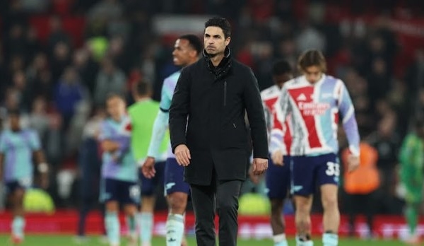 Robbie Savage gửi thông điệp đến Liverpool sau trận hòa của Arsenal với MU