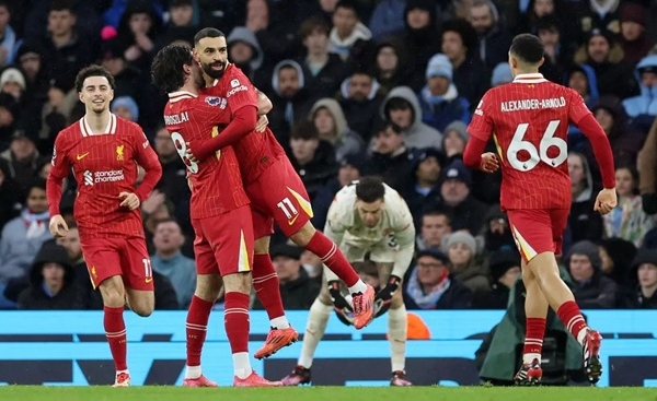 Robertson đổi phản ứng nhanh như chớp về Salah sau trận thắng Man City của Liverpool